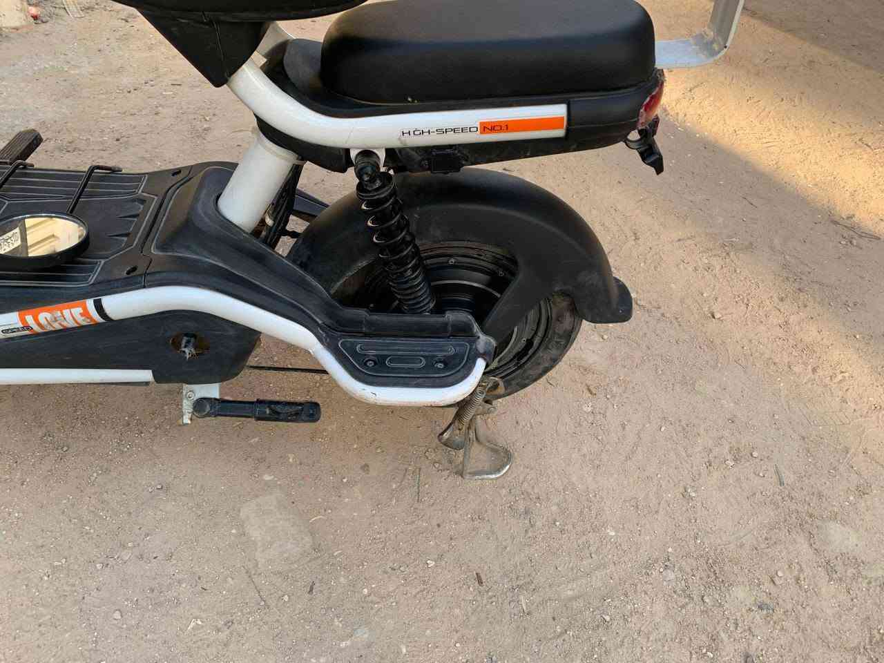 بايسكل شحن مستعمل للبيع بطاريات نضيفة شغاله سرعة وحده 45 كيلو متر بالساعة السعر 325 وبيه مجال المكان البوبيات الرقم ***********
