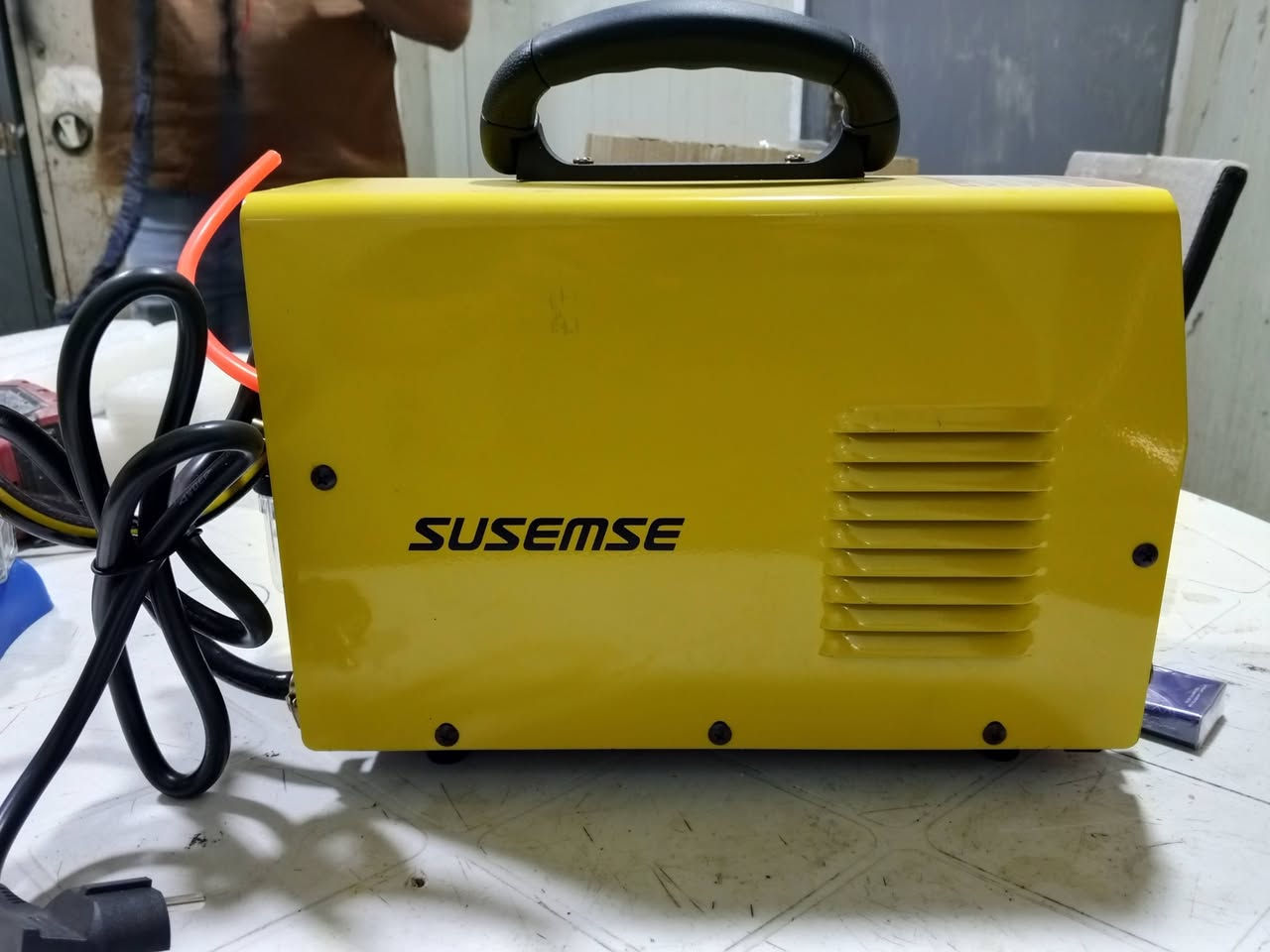 ⚡ ماكينة قطع بلازما (Plasma Cutter) الاحترافية للبيع ⚡
***********
الشركة المصنعة: SUSEMSE
الموديل: THUNDER 65 (SERIES 65)
التقنية: IGBT Inverter Air Plasma Cutter
🛠️ المواصفات الفنية والخصائص:
أمبيرية عالية: تصل حتى 65 أمبير للقطع القوي والسريع.
خاصية البايلوت أرك (Pilot ARC): قطع بدون ملامسة المادة مباشرة (Non-Touch)، مما يسهل القص على المعادن المصبوغة، المصودة، أو الخشنة ويطيل عمر الفوهة (Consumables).
دعم CNC (CNC Compatible): تحتوي على منفذ خاص لربطها على ماكينات CNC للقطع الآلي.
سمك القطع:
قطع مثالي ونظيف: 10 ملم
أقصى سمك للقطع: يصل حتى 16 - 18 ملم (للحديد)
المعادن المدعومة: تقطع الحديد، الستانلس ستيل، الألمنيوم، النحاس، وكافة أنواع المعادن.
شاشة ونظام تحكم: شاشة ديجيتال لضبط الأمبيرية مع مقياس ضغط الهواء (Gauge) بالواجهة الأمامية.
حماية وأمان: مزودة بأنظمة حماية من ارتفاع الحرارة (O.C)، وزيادة الفولتية، وتبريد قيلوي بقوة.
الكهرباء: تعمل على سنجل فيز (220V).
📦 الملحقات المرفقة:
تورش البلازما (Torch) مع الكيبل الخاص به.
ماسك الأرضي (Earth Clamp).
منظم ضغط الهواء (Air Regulator/Filter).
💵 السعر:
هذه كليشة إعلان جاهزة للنشر والتسويق (تصلح للفيسبوك أو الفايبر أو السوق المفتوح). جمعت لك فيها كامل التفاصيل والمواصفات الفنية للماكينة بحسب الصور ورقم الموديل.

سعر المطلـوب: [ 350000 ] دينار عراقـي.
المكان: [ البصرة ]
التوصيل: [ متوفر / ]
📞 للتواصل والاستفسار: [ *********** ]
