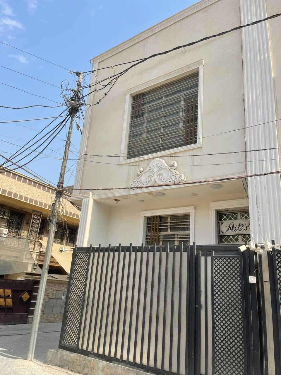 السلام عليكم بيت للبيع البيت متكون من طابقين والثالث بيتونه وسطح
الطارمه متر وربع في 4 امتار
الهول 4 في 3
مطبخ مفتوح هو مطبخ هو صاله جلوس الطول 4ونص في 3
حمام والتواليت مترين ونص في متر ونص
طابق الثاني يتكون من غرفتين 
غرفه على اليمين وغرفه على اليسار وحده 4 في 4ونص 
والثانيه 3في 4ونص طابق الثالث متكون من بيتونه وسطح على اليمين وسطح على اليسار
سعر البيت 135 وبيه مجال 
رقم تليفون ***********
مكاني بغداد الأمين الخدمي مال النواب
مساحته 41 واجهه 4ونص نزال 9 وشويه
بناء حديث سنه البناء 2024
البيت كاشي+سيراميك بناء حديث
البناء مسلح
