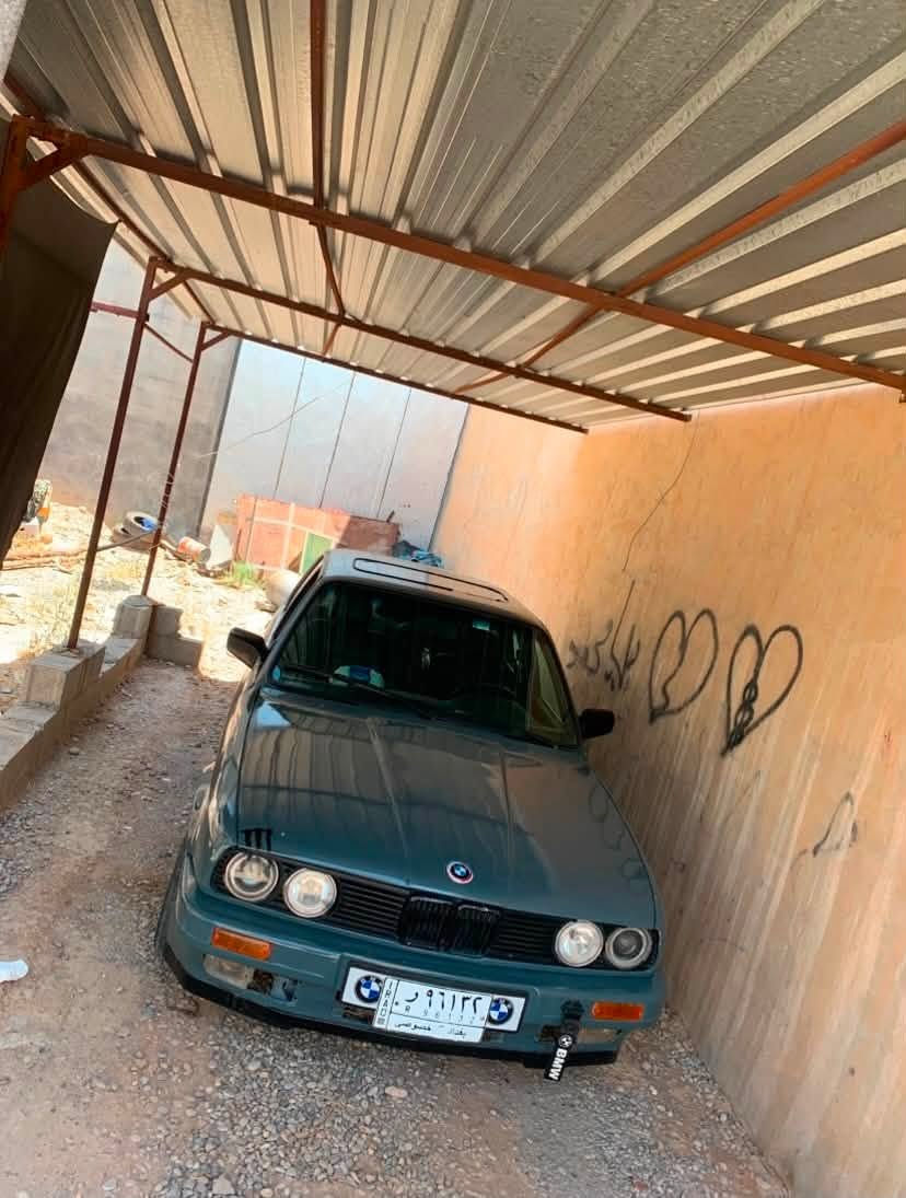 BMW زعرا
مۆدێل. ١٩٩١ 
قفل ئەکسل 
  بۆ جوانی بۆیاخ کراوەتەوە
گێڕ و مەکینەی بەشەرت 
 بێ سەرف بی بوخار 
مەکینە ٥٢٥ یی فەل 
گێر عادی
سەنەوی سەوز 
 شویـــن کەلار 
 
 ژ.م.   ***********
