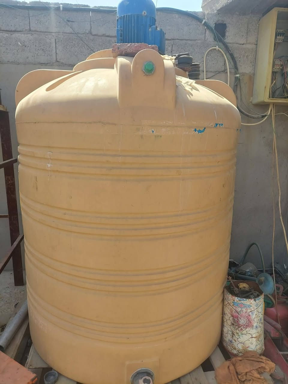 مأطور خلط زاهي للبيع ١٠٠٠ لتر صناعة إيطالي درجه اولى الي ياخذه ما يخسر بس عفت المصلحه وأريد ابيعه نضيف وشغال ما مستخدم هواي ويا شفت سل ستيل وتانكي قياس ١١٠٠ لتر الماطور بدون كير بوكس للإستفسار 
*********** متواجد واتساب وماسنجر
