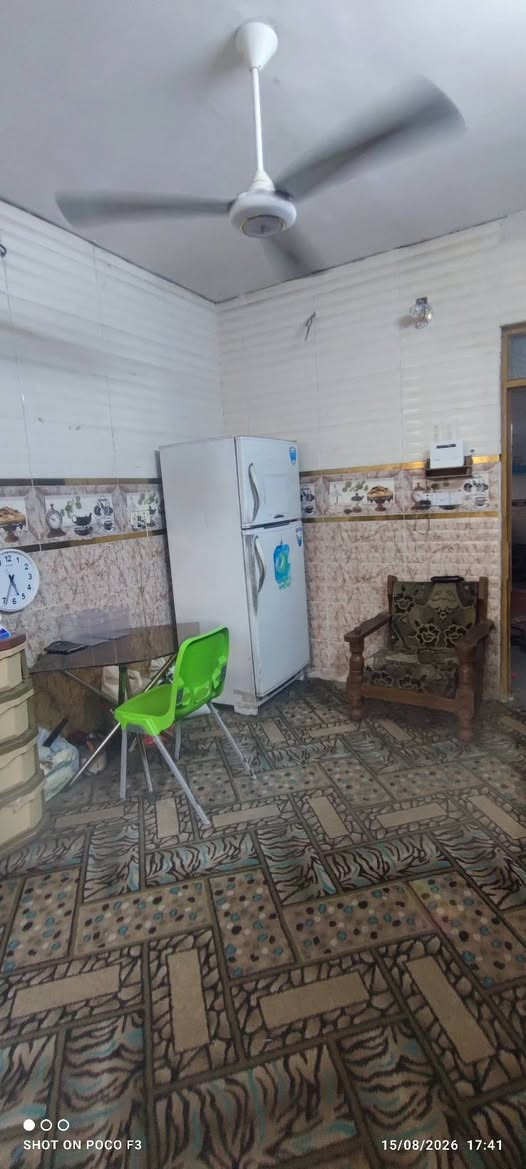 السلام عليكم بيت للبيع في شاطئ التاجي قرب جسر المثنى
مساحة البيت 240 متر حديق وكراج كبير 

يحتوي على مطبخ واستقبال وصاله كبيره وغرفه بالطابق الارضي 

الطابق الثاني 3 غرف وصاله كبيره وحمام 

للتواصل ***********
***********
***********
