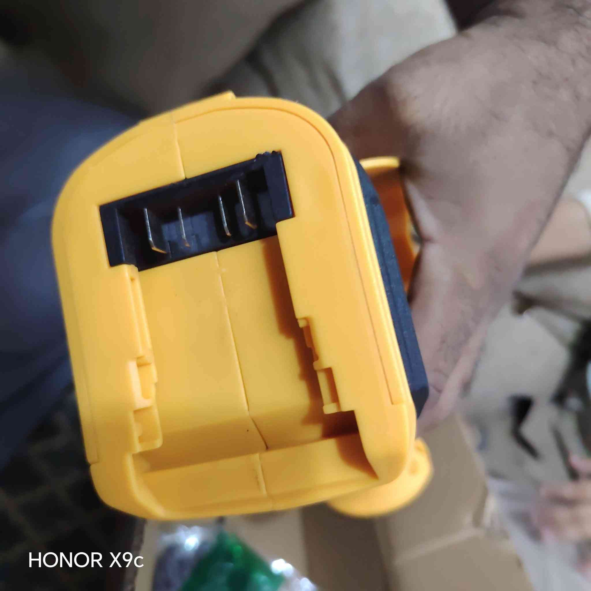 منشار أشجار ياخذ بطاريات ديوولت  حجم كبير فارغ بدون بطارية وشاحنة

نص مكتوب في الصور:
- HONOR X9c
