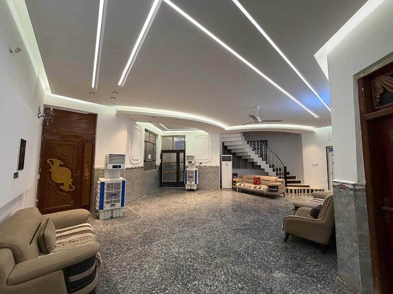 #دار_للــبـيــع 🏠 في #الديوانية حي الجامعة شارع سوات #زراعي_سند_25 مساحة 400متر واجهة 20متر #كونكريت بناء حديث درجة أولى 
يحتوي
 ع غرفتين وصاله واستقبال ومطبخ حار وبارد وصحيات داخلية وخارجية وطارحة وحديقة ….
——————————————-
🔺#للاستفسار مراسله واتساب ع الرقم التالي 

http://wa.me/+964*********** مقتدى 📲

—————————————————————
او زيارة مكتبنا

🔺العنوان:- حي الجامعة شارع عشرين مكتب مقتدى العكيلي للعقار والمقاولات العامة
