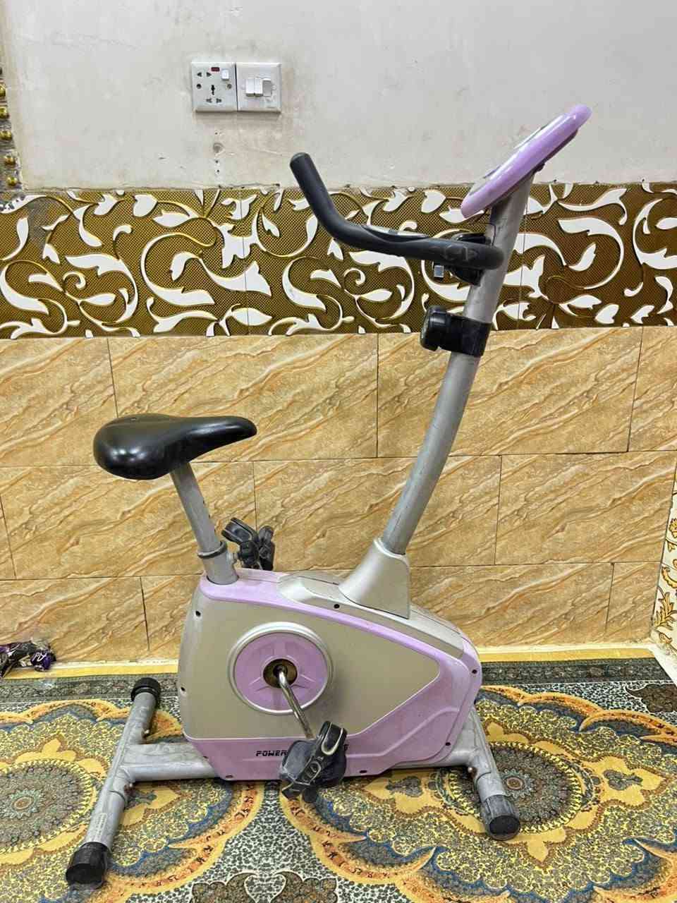 جهاز فرنسي نضيف جدا مع حزام كاسر الشحوم اواكس سماعات عدادات حساسات السعر 280متوفر توص
