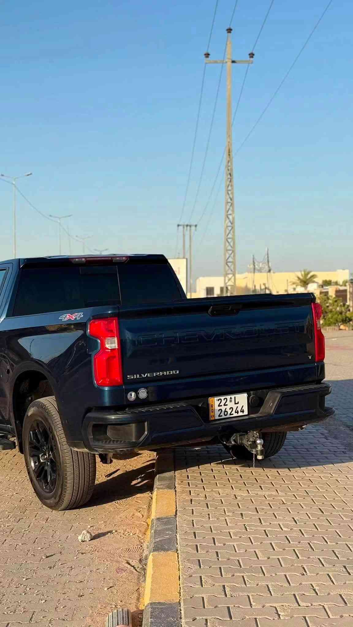 للبيع
شيفروليه سلفرادو LT موديل 2023 (الشكل الجديد)
 الموديل: 2023
 الفئة: LT
 الحجم:( باب طويل بدي قصير)
 اللون: كحلي مميز (Dark Ash Metallic)
 المحرك: 4 سلندر 2.7L TurboMax (قوة 310 حصان / عزم 583 نيوتن.متر)
نوع الكير: أوتوماتيك 8 سرعات علاّگ (مع التحكم اليدوي + / -).
 نظام الدفع: رباعي 4x4 (مع أوضاع قيادة متعددة)
المواصفات والتجهيزات:
 الخارجية:
 إضاءة LED بالكامل (أمامي وخلفي) + كشافات نهارية
 جنوط ألمنيوم سوداء مقاس 20 إنش مع إطارات مشلن (Michelin) خلفيه جديده
 دواسات جانبية سوداء
 هوك قلص خلفي جاهز للقطر مع درجات صعود على زوايا الصندوق
 الداخلية والتقنيات:
 شاشة مركزية كبيرة مقاس 13.4 إنش تدعم Apple CarPlay و Android Auto لاسلكياً
 لوحة عدادات ديجيتال بالكامل مقاس 12.3 إنش
 تشغيل عن بعد + دخول ذكي بدون مفتاح
 مكيف أوتوماتيكي ثنائي المناطق
 أنظمة الأمان:
 (كبح طوارئ ذاتي، تنبيه تصادم أمامي، ومساعد الحفاظ على المسار ومثبت سرعه نوعين)
 كاميرا خلفية عالية الدقة
السياره بدون حادث بدون أيرباك كلشي سليم فقط سرقه باب البدي ودعامية الامامية وموجود رقم شاصي ع خاص
السعر 280 وبيها مجال والسياره بعد احلى من الصور وسعرها نزلت منه متوازي على بيعتها وبدون كسران وسيارة نضيفة
تواصل:- *********** واتساب
