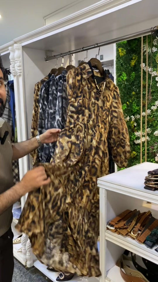 اخلى موديلات الفساتين رح تشوفيها بهذا البيج .. كل اللي غليج اتابعينا وبس 🫰🏼🫰🏼 .. وطبعا احلى سعر واحلى جودة وبشهادة كل زبائن المتجر والبيج ❤️💙 .. تعالي شوفي هذا الفيديو وكملي للاخير السعر صار بالنص 🫢 . سعر التوصيل 5 الاف دينار  بغداد وكل المحافظات 🚖  العنوان : بغداد الدورة سوق الاثوريين شارع نادي المجتمع العائلي رقم الهاتف ***********___***********  … . . . . . . #ملابس#ازياء #اكسبلور 
