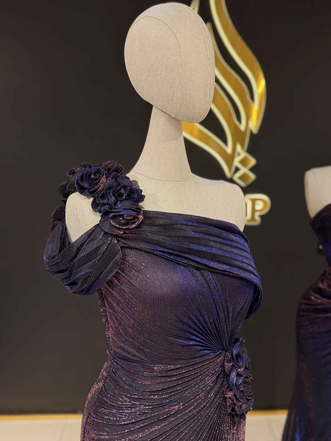 لأن العتمة تُظهر بريق النجوم... أنتي النجمة مع "ليل" 🌙✨
جديدنا لفساتين السهرة متوفر الآن!
📍 المنصور / تقاطع الرواد
📩 للطلب أو الاستفسار، ***********
