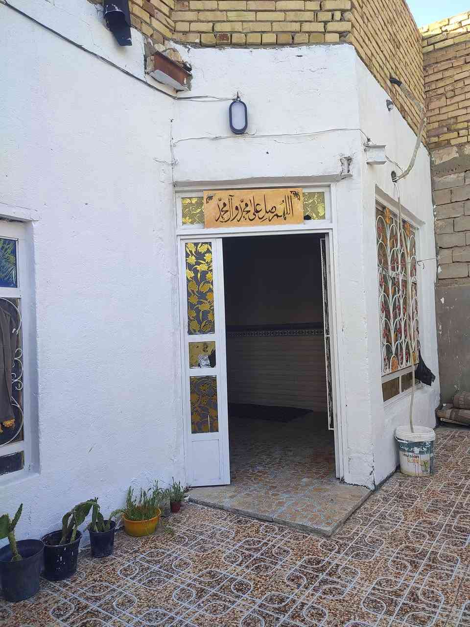 الدار للبيع اوقاف المساحه الكليه 215 متر 📍 متكون من غرفتين واستقبال وصاله ومطبخ ومجمع صحيات داخليه وخارجية 📍يبعد عن شارع التبليط 50 متر 📍بناء بلوك وعكاده بسعر مناسب جداً {ب 32 وبيه مجال بعد} الموقع الحمزه الغربي  قرب مدرسة الوقف الشيعي اوقاف// الاستفسار أكثر مراجعه مكتب المصداقية او الاتصال ***********

