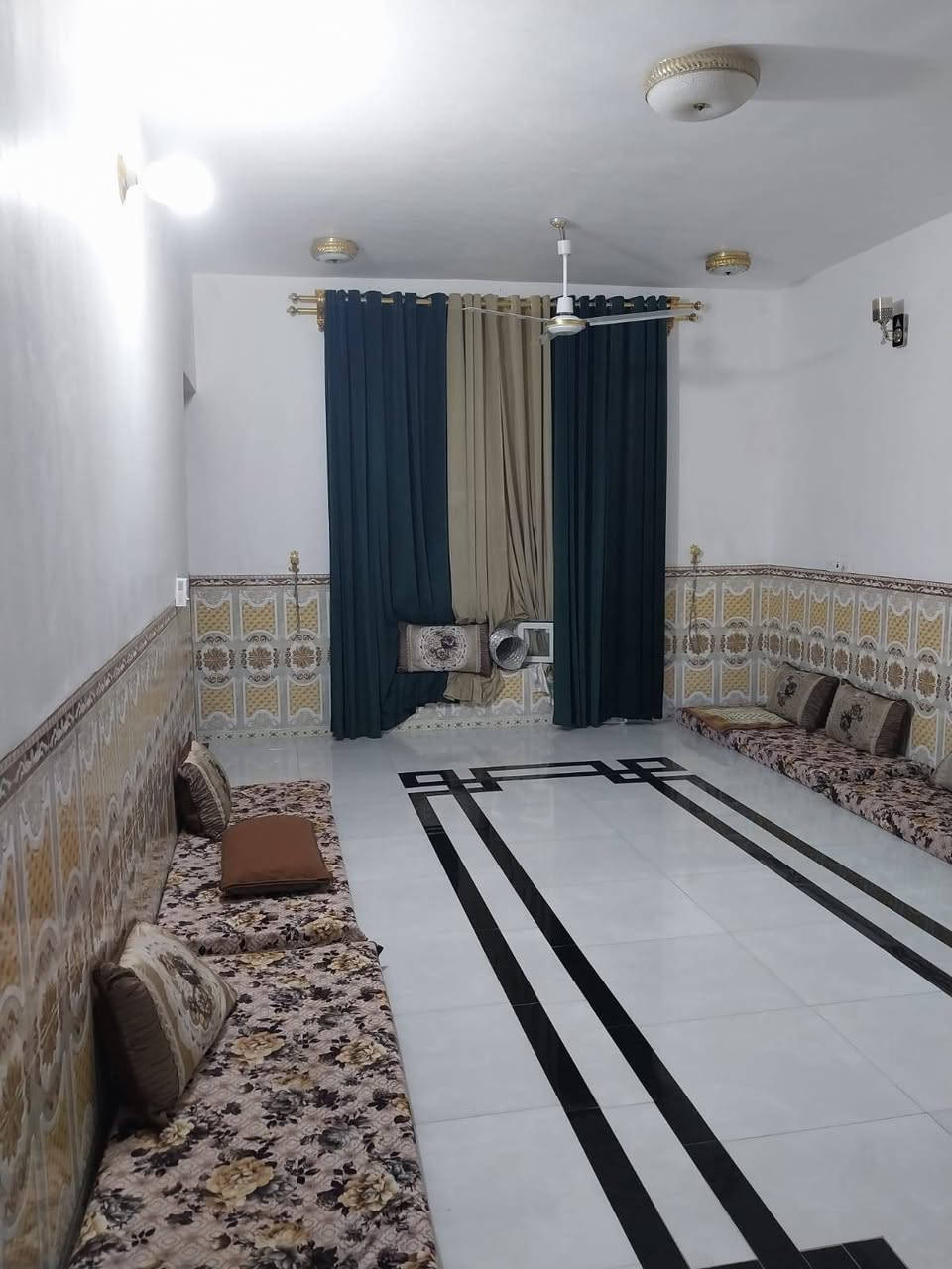السعر 150بيت طابقين  طابو صرف تحويل مباشر 4 غرف نوم 2طابق اول و2طابق ثاني  وديوانية ومطبخ  ومناور وكلدور وصالة وبلكونلت كبيرة 
بناء حجر٠رباط ارضي
المساحة 200م الموقع رمادي 5كيلوقرب جامع حذيفة تواصل واتساب *********** ابو مصطفى
