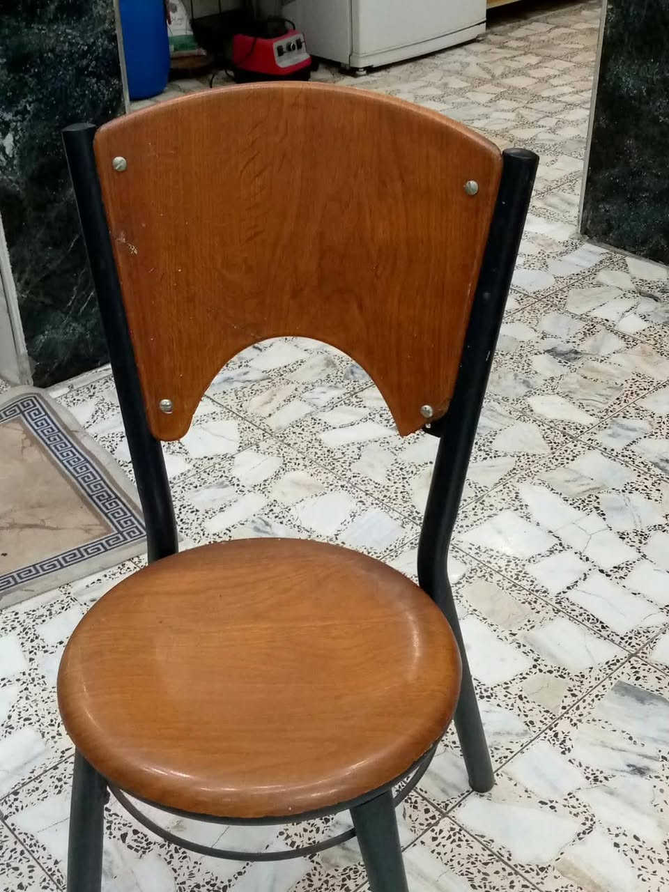 ميز طعام البيع بي ثنين كراسي مخيطات ناعم الخياط موجود بل صوره اسعر 100 نهايته بغداد المشتل ***********
