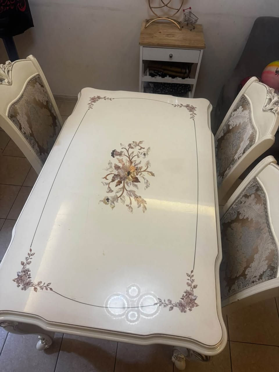 ميز طعام 4 كراسي بسمايه *********** سعر 200 بي مجال بسيط
