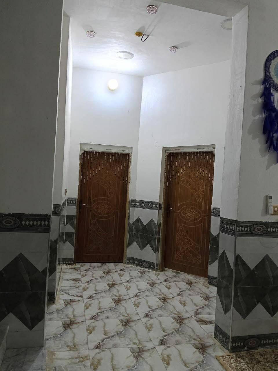 📍موقع جسر العمار حي النهرين
 بيت تحفه 🧿ما شاء الله  اللهم صل ع محمد وآل محمد

بيت للبيع زراعي🏡 200م

غرفتين نوم 🛏
صاله 🖼
مطبخ 🍽 حار وبارد 
إستقبال 🏛
صحيات داخلية وخارجية🪞

شغله درجة أولى شرط 
سيراميك هندي وبورسلين
يعني مثل هيج بيت ما تحصل 
#السعر بلاش 85 وبي مجال

معامله مرفوعه للطابو 📑📤
الوسيط العقاري 
***********☎
عندك عقار للعرض دز تفاصيل كامله وصور والباقي علينه
وتدللون 🥰
