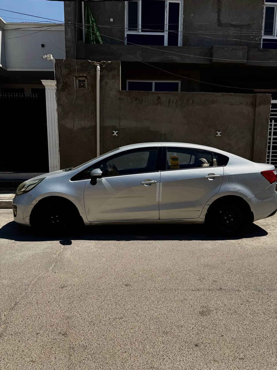 كيا ريو 13 خليجي السونار موضح بيها كلشي 
بيها خدوش فقط ورش كلير فقططططط لا غييير 
رقم مشروع وطني بابل تحويل ثاني يوم 
تحكم ستيرن ومري وجامات وبصمه دخول 
محرك 1600 دوش 
تبريد شغال وثلج 

سياره كاهزه للتواصل 
***********
فقط واتساب المحمودية, بابل
