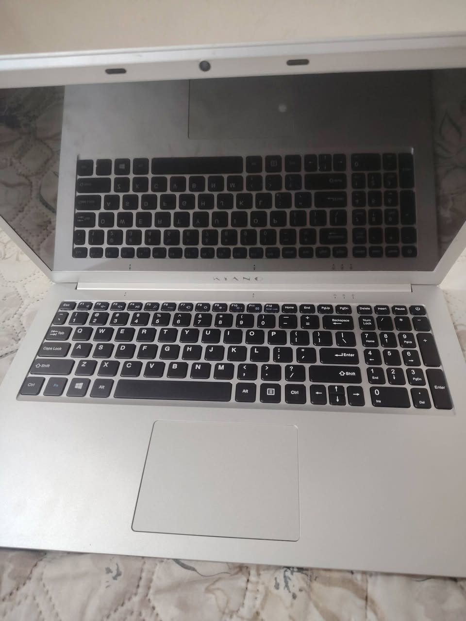 لابتوب لزكه الشاشه بي ما اعرف شنوو مواصفاته طلعلي بل امزون نقص بطاريه ابيعه عل وضعه *********** مكاني رمادي التاميم
