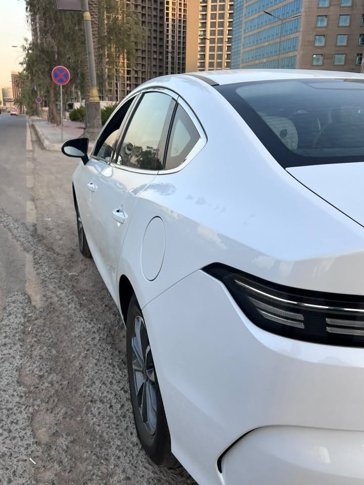 سلام عليكم 
سياره بي واي دي
رقم بغداد 
سيارة جديدة جداً
عنواني بغداد
للاستفسار الاتصال ***********
