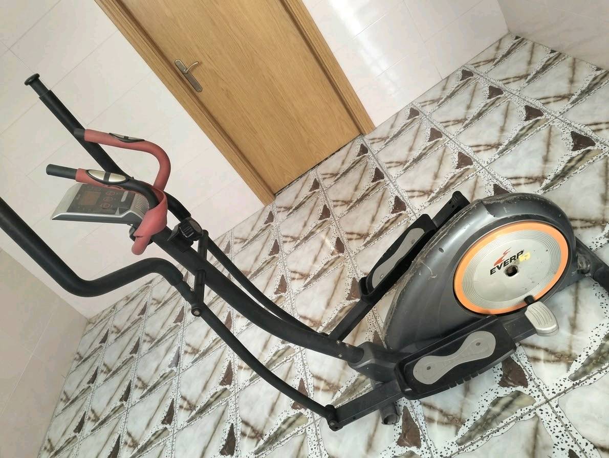للبيع: جهاز رياضي أوربتراك (Elliptical)
​الحالة العامة: مستعمل وشغّال حركة وتمرين ممتاز.
​الملاحظات:
​الشاشة متوقفة 
​يوجد صوت أثناء التشغيل 
​المميزات: جهاز قوي وممتاز للتمارين المنزلية، حرق الدهون، وتنشيط الدورة الدموية.
​السعر / 50
​الموقع: [بغداد]
​التوصيل: لا يوجد عندي 
​للتواصل والاستفسار عبر الخاص