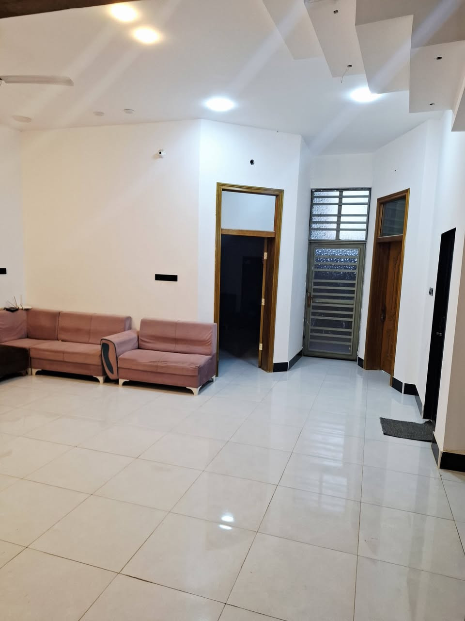 السلام عليكم    بيت للبيع مساحه ٢٠٠العنوان التفيج قرب الدار البيضاء
البيت مطلوب اسكان ٥٥
يتكون من طابقين اربع غرف وصالتين و٣ مجاميع صحيه 
للاستفسار
***********

