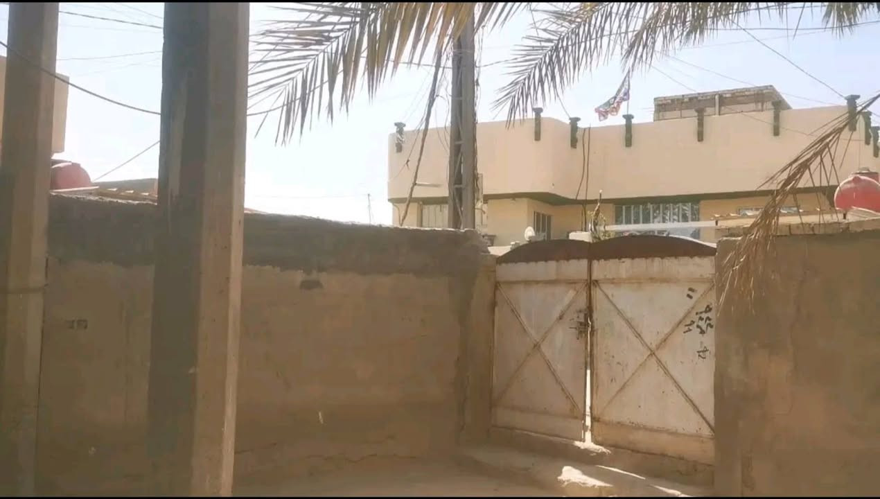 بيت للبيع في قضاء الكفل شارع ام البنين موقعة ركن قرب أسواق حاكم مساحة البيت ٢٢٠م بناء قديم يحتوي على غرفتين وصالة ومطبخ واستقبال كبير وصحياة خارجية البيت معرض بسعر ٤٠مليون قابل للتفاوض الاتصال على الرقم ***********
