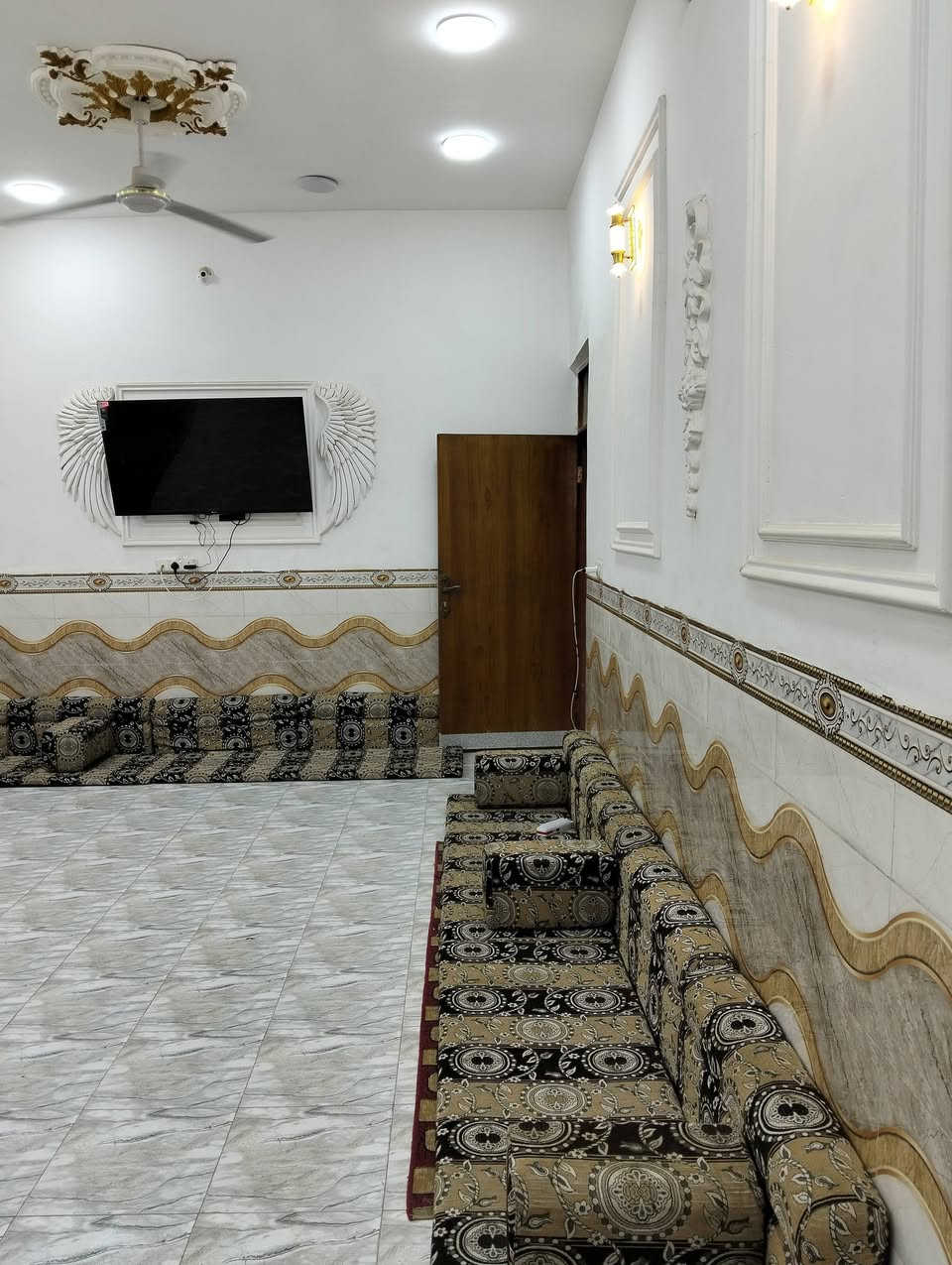 بيت للبيع مساحة 150مترواجهه9متر ونص حي النهضة الثالثة بناء جديد على شارع 20متر طابقين الثاني للسقف. مجموع الغرف 4 الصاله 2 مجمع صحيات 4 للاستفسار أكثر *********** السعر 130
