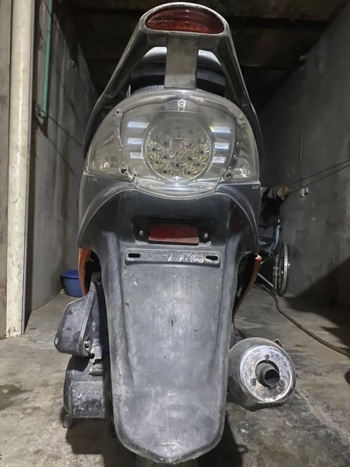 السلام عليكم
كامكو جي فور نوزل
تمشي 140 مكينتها 125cc
عطلها كهربائيات هية تشتغل بس تقطع ابيعلك كوم حديد
السعر 125 وبيها مجال للشراي 
مكاني بغداد البياع
استفسار ***********
