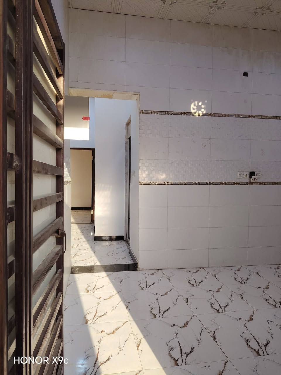 دار للبيع المساحه 100مترمربع🛖
العنوان بصره الجزيره منطقه زين العابدين 🏘
يحتوى علـّۓ 
غرفتين منام، أسقبال،مطبخ،صاله
صحيات داخليه خارجيه مناور
فارغ وجاهز للسكن 🔑
خدمات كامله🌹
السعر 55 وبي مجال للشراء فقط 
نوع العقار ملك صرف زراعي بأسم عراقي
للأستفسار📞
***********☎
***********☎
