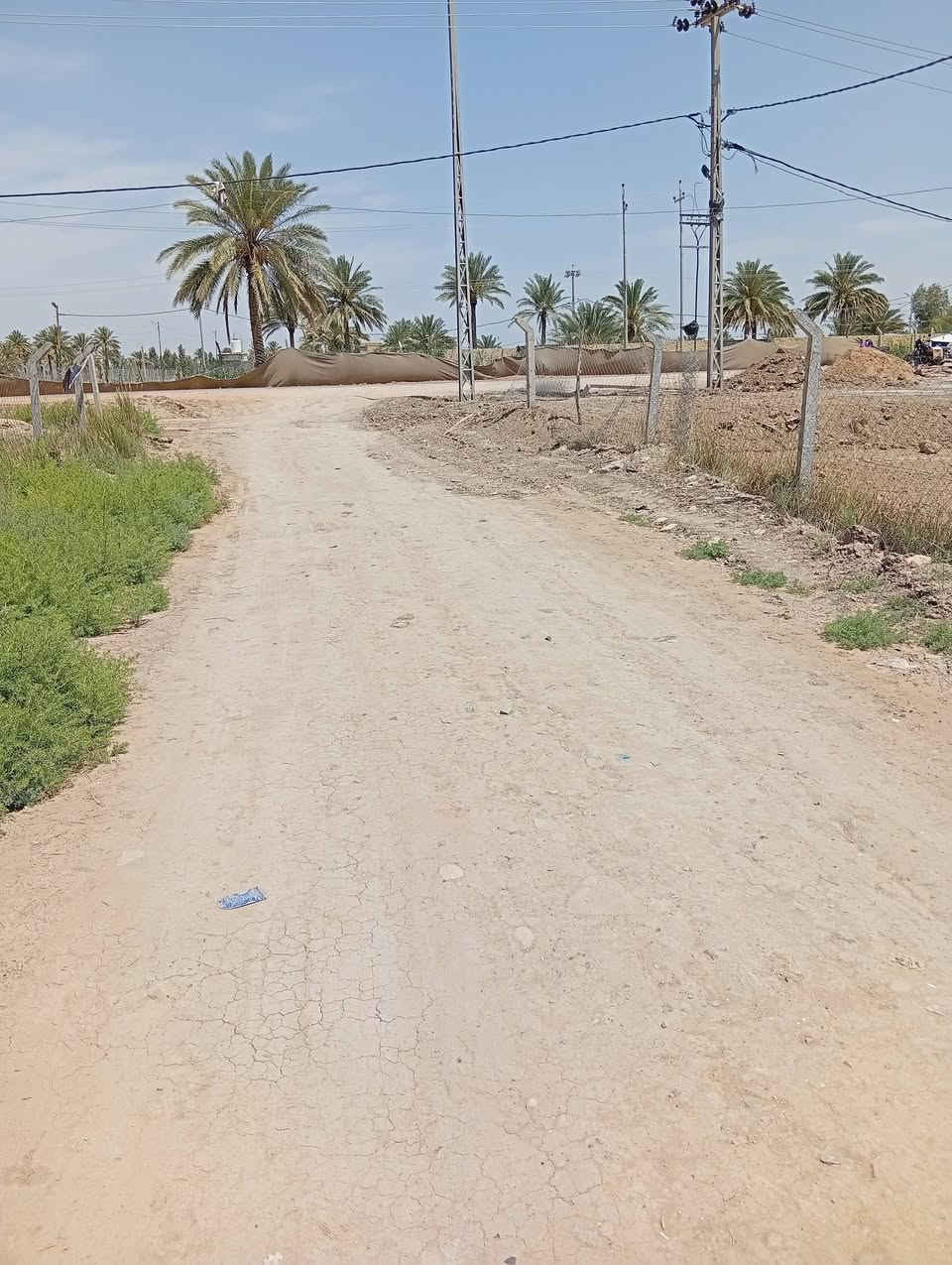 قطعه ارض للبيع في حي بابل مساحه 200 متر ثاني قطعه عن الشارع ماء وكهرباء وتبليط وتبعد عن التبليط الجديد 10 متر للاتصال ***********
