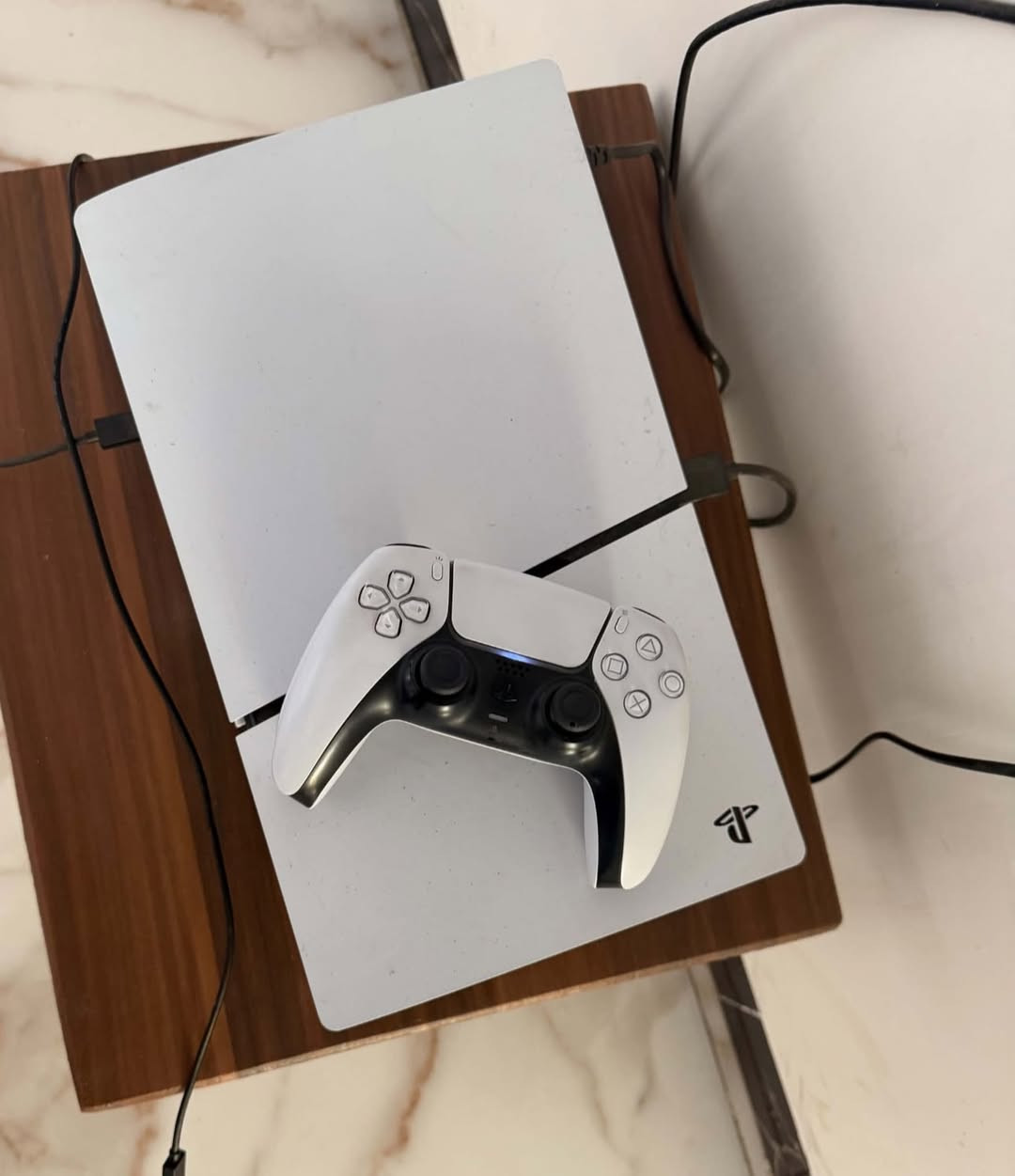 🎮 للبيع بلايستيشن 5 (PS5)
 مدة الاستعمال: 6 أشهر فقط.
 النظافة: نظافة 100%.
 الملحقات: كافة الملحقات الأساسية الأصلية + جوستك عدد 1 + هارد 1 تيرا.
 السعر: 670
 رقم التواصل (واتساب): ***********
