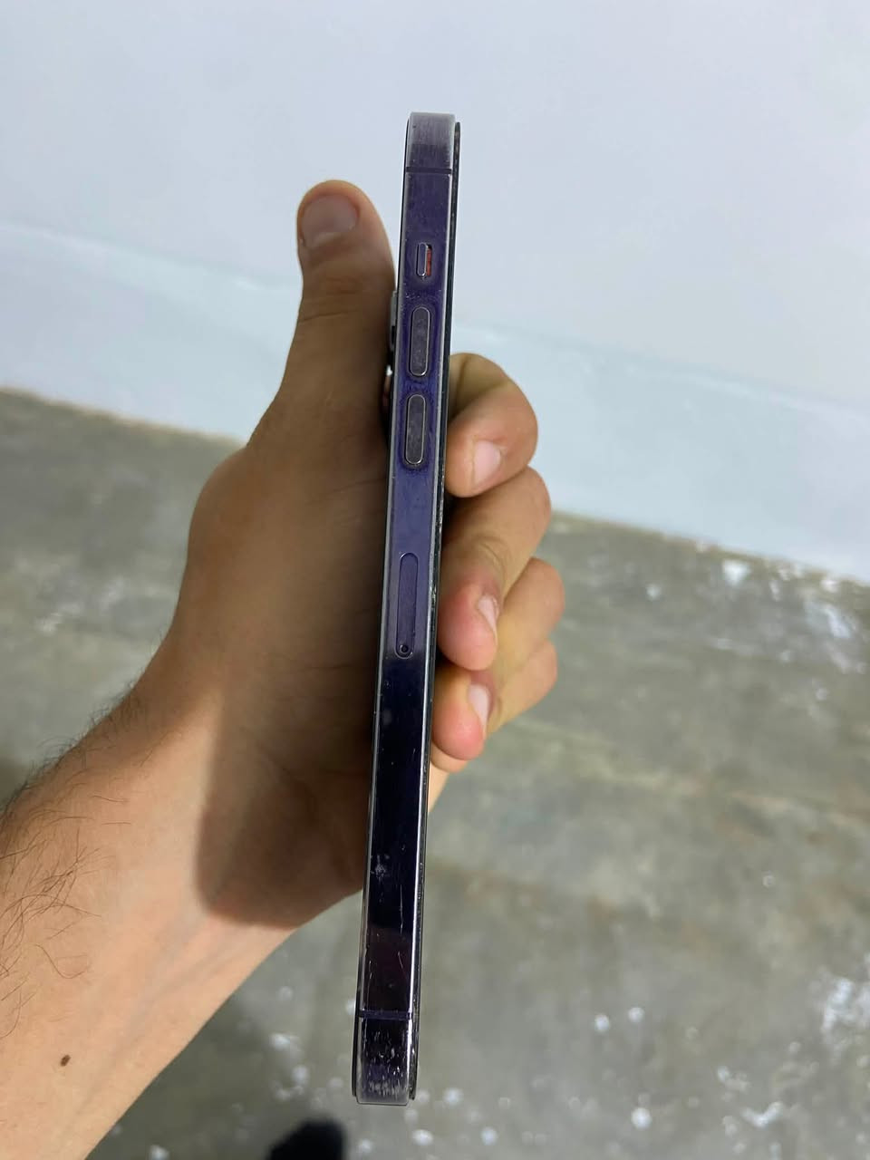 ايفون 14 pro max للبيع
ذاكرة 256 
بطارية 79 
نظافة 90 %
ملاحظة (شاشة مكسورة +ظهر ) 
البقية شغال 10/10
سعر كلش مناسب 550 

رقم الواتساب ***********
