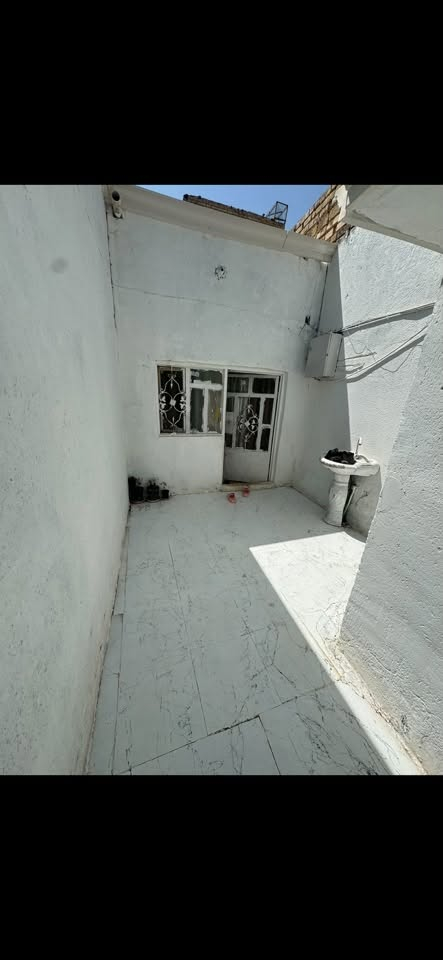 دار للبيع 100 متر سند 25 بأسمي يحتوي على غرفه وصاله ومطبخ واستقبال حماامات خارجيه بناء حديث السعر 32 
خلف الملعب بكاع لفته متوفر كل الخدمات
***********
