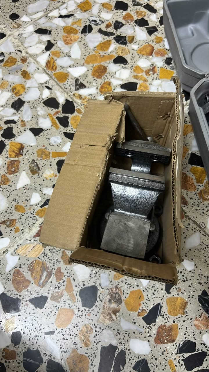 سلام عليكم من رخصت الادمن غراض البيع مستعجل جك سعر ٣٠ ومنكنه ٣٠ عنوان بغداد رقم تلفون ***********
