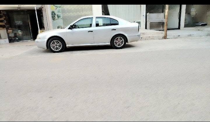 اوكتافيا • قير يدوي • مكينة صغيرة