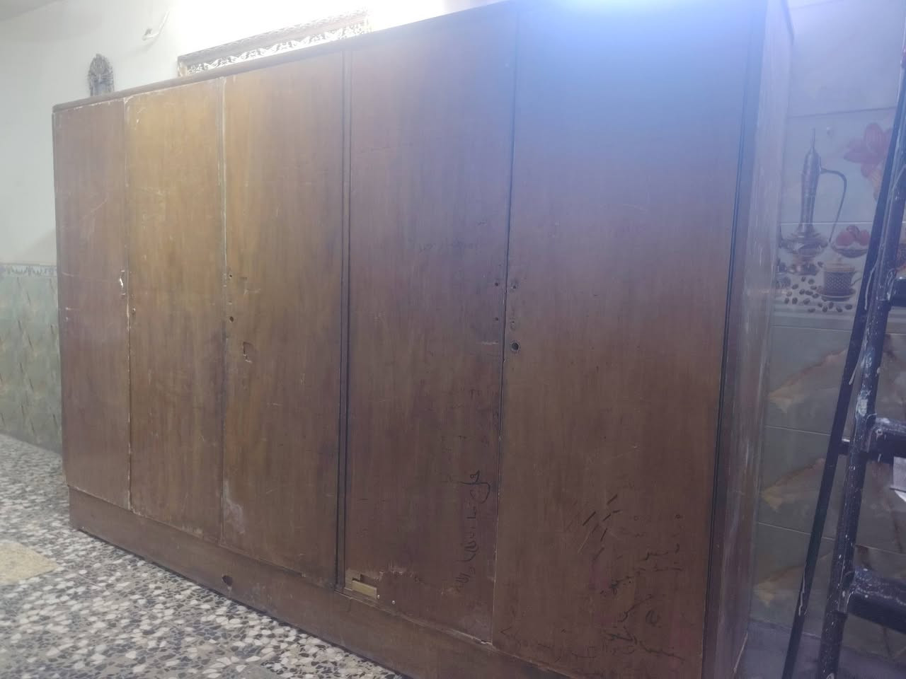 سلام عليكم عندي كناتير البيع بيهن اضرار خفيفه السعر 75العنوان بغداد مدينه الصدر الدسيم ***********
