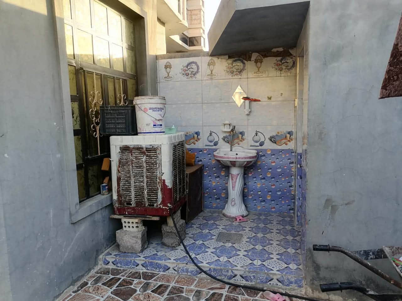 السلام عليكم
بيت(للبيع)في(الفلوجة)
المنطقه(شهداء توزيع الجديد)
قرب محطه النعيمه 
المساحة(125)
(طابق ونص )
غرفتين وصاله واستقبال ومطبخ وصحيات 

السعر (65)مليون وبيه مجال 
***********
***********
