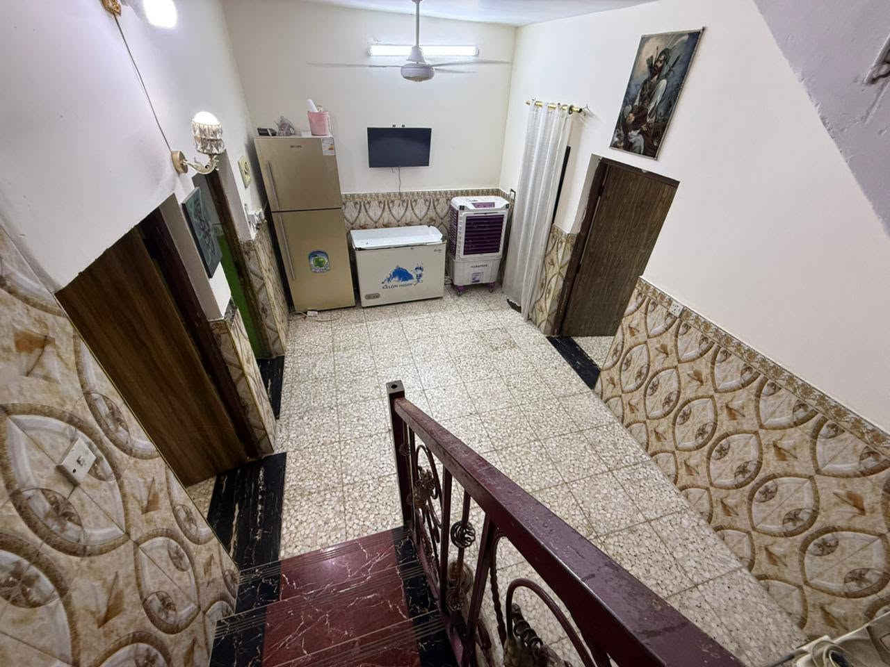 سلام عليكم بيت للبيع شارع 60 قبل السكه مقابل شارع ابو طياره اول فرع ع يسار مساحه 100 طابق ونص والثالث غرفه سندويش اسويت كامله السعر 100 وبيه مجال بسيط للستفسار ***********  واتساب
