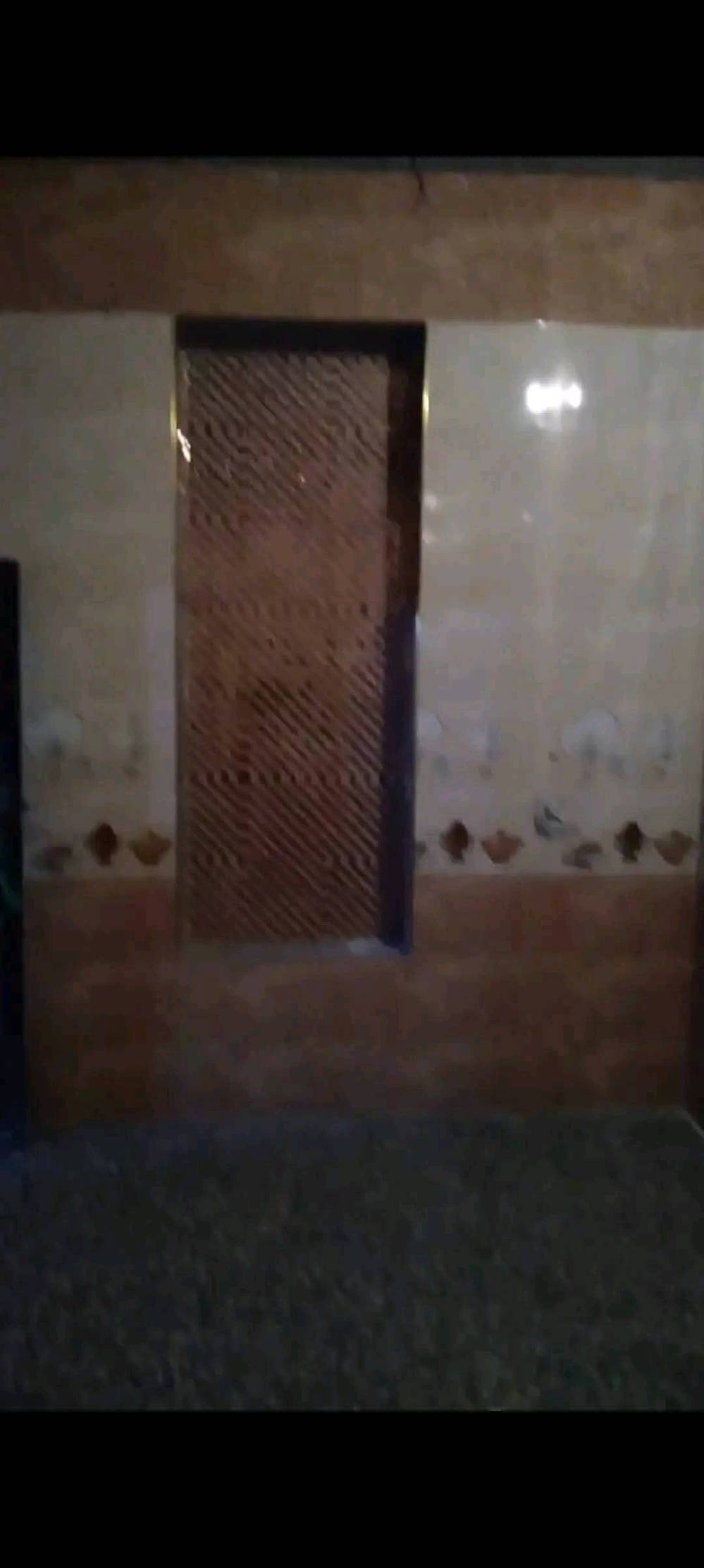 بيت كامل من كلشي جاهز غرفه وصاله ومطبخ وصحيات ومنور شغل درجه اولى.100 متر شرك . الديوانية.حي العسكري نهايه شارع ستين بلزراعي يم المجمع الجديد.