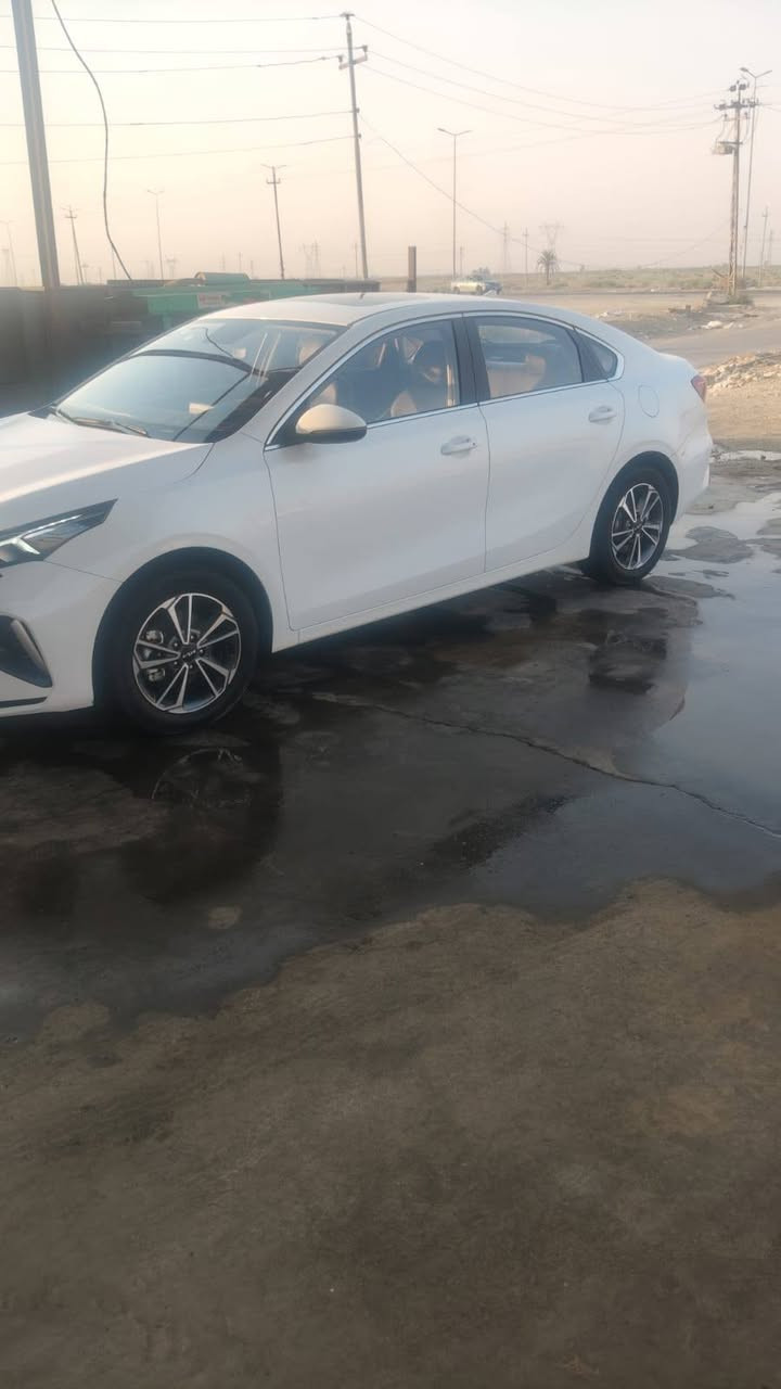 السلام عليكم للبيع K3 2024 كفاله عامه فول مواصفات فتحه  كشنات جلد قطعتين تبريد السيارة ماشية ٢٤ الف السعر ١٤٠ وبيه مجال للاستفسار *********** مكان السيارة بسماية
