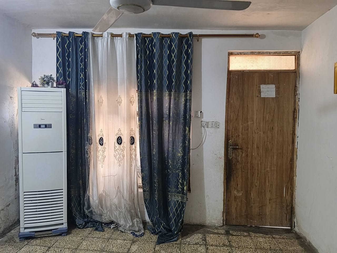 سلام عليكم بيت البيع الموقع  مدينة الصدر قطاع 49 دربونت شيخ جبار المرعب شبه ركن المساحه 144 التواصل ***********
