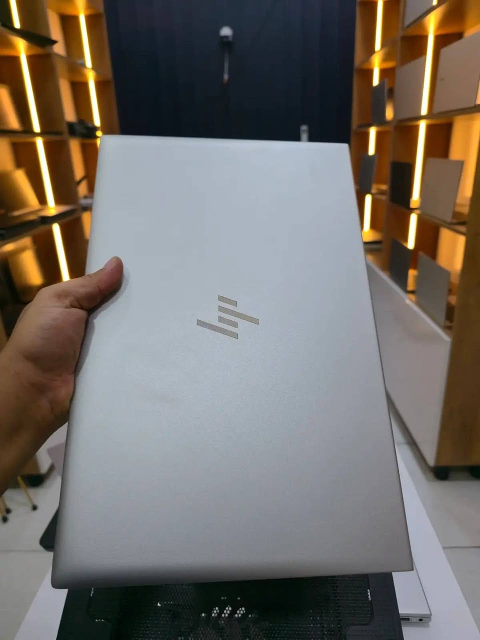توفر لابتوب EliteBook 850 G7 جيل عاشر بسعر 435
 – المواصفات:
🖥️ المعالج: Intel Core i5-10310U – الجيل العاشر
🎮 كرت الشاشة: Intel UHD Graphics مدمج
🧠 الرام: 8GB DDR4
💾 التخزين: 256GB SSD
📺 الشاشة: 15.6 إنج Full HD (1920×1080)
🪟 النظام: Windows 11 Pro 64-bit
⚡ DirectX: 12
📡 الاتصال: Wi-Fi + Bluetooth
📷 الكاميرا: FHD Webcam
🔊 الصوت: سماعات وميكروفون مدمجان
🔌 المنافذ: USB-C Thunderbolt، USB 3.1 Type-A، HDMI، RJ-45 LAN، منفذ 3.5mm
⌨️ الكيبورد: Full Size مع NumPad + إضاءة خلفية لبعض النسخ
🔋 البطارية: تدعم HP Fast Charge
💼 مناسب لـ: الدراسة، الجامعة، Office، البرمجة، Photoshop، AutoCAD، والتصفح وتشغيل الفيديوهات.
واتساب فقط 7844515426
اتصال فقط‏‪***********‬‏
تلي كرام hw2lc
