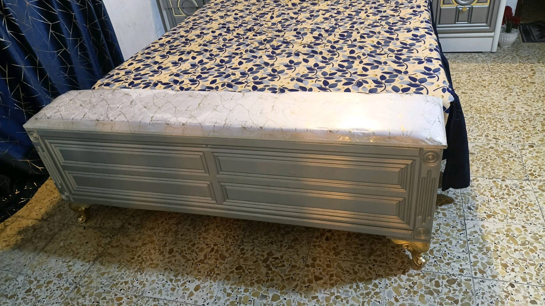غرفه البيع عراقيه تصميم تركي  مستخدمه ست اشهر ماخذها بمليون و700 اليشتري يطيني بيها سعر وياخذها + اضافه الى جزامه