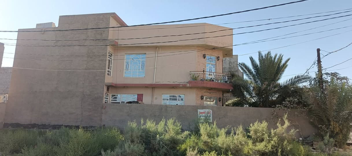 السلام عليكم
بيت للبيع المساحه 125م بيت كامل 
يحتوي القاط الارضي على طرمه واستقبال وصاله ومطبخ وصحيات وغرفه 
والطابق الثاني يحتوي على غرفتين نوم وصاله وصحيات مفصوله
والطابق الثالث يحتوي على بيتونه وسطح كبير وسطح صغير 
العنوان شارع المستوصف مقابيل مسبح الرحمه 
الخدمات مدارس وساحه خدميه
السعر 125مليون وبي مجال للشراي 
للستفسار ***********

