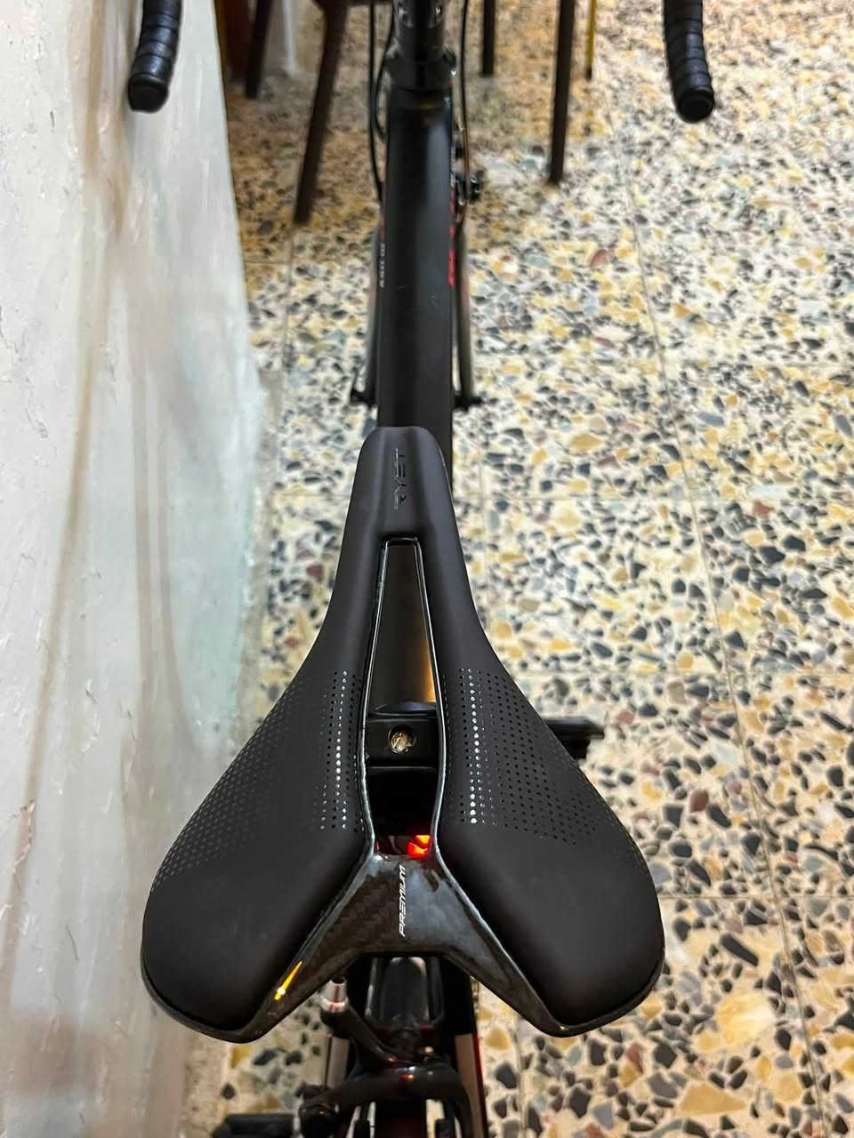الوحش 🐦‍🔥☑️🚴🏻

سلام عليكم 
بيسكل سباق ومسافات طويله البيع من ماركه. جانت ✅
علميه غنيه عن تعريف 💯

دراجه نظيفه وكلش حلوه ومصروف عليه ✅🌹

رتفاع 54
سستم كامل شيمانو 
كلارس 🐦‍🔥
عكرب شيمانو كلارس ☑️
زنجيل اصلي. 💯
يدات. بريك بدلات شيمانو صلي كلارس🔥

بدال امامي شيمانو صلي كلارس 

11✖️2
دشلي اصلي ☑️
مكينه امامي اصلي 🖌️☑️
 
ستيرن. كاربون صلي ماركه علميه معروفه 📌
سرج كاربون 💯
مزود بوياله صوت. طرب. بطيخات تغليف كاربون بل كامل ماركاه علميه 
    النوع: عجلات طريق Road Bike.
* الجنط: أسود، تصميم خفيف ومنخفض الارتفاع نسبيًا.
* الأسلاك: رفيعة وعددها مرتفع نسبيًا، وموجهة للاستخدام على الطريق.
* الهوبات: خفيفة، وتبدو مخصصة لدراجة طريق
* ⁠وبطيخات من داخل بوربرن
ولستيرن. امامي كذلاك بوربرن 

تايرات صليه جديده مخصصه لمسافات طويله وسباقات 💯✅

ودراجه كلشي حديث بيه وجديد واصلي  وتدللون 

عذروني سعر خاص 
***********
يوجد توصيل جميع محافظات 🚚📞
