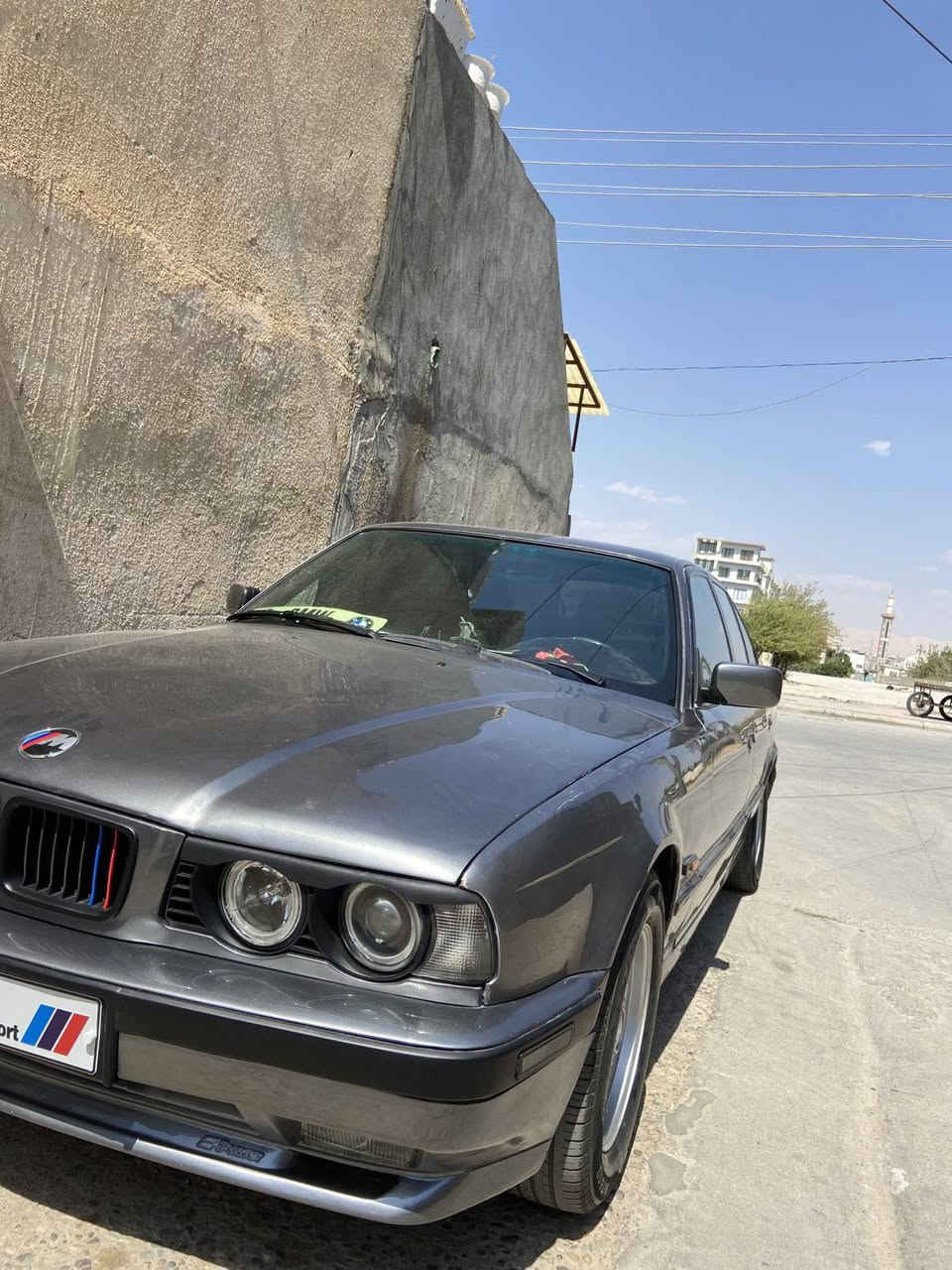 ماشاءاللە ❤️🇩🇪.  BMW .1992 
520i گێڕڕ عادی 
بەشەرتی گێڕوو مەکینە نە بوخاری هەیە نە سەرف بەشەرتی 10 فیتەر 
ئارمی پلاستیکی سلێمانی ئاڕمە تازەکانە 2025 بەشەرتی ئەوەلیات و حاسیبەو خەرامەو داروو بەرد .ئەتوانی ئاڕمەکەش بکەیت بە ناوی خۆتەوە . 
4جام کارەبای . 
ناوێکی زۆر جوان 
4 مکەبەرەی بیلادی بی ام 
نرخەکەشی داوای 42 گەڵاو معامەلەیکی برایانەی لێ ئەکەم . 
سەیارەکە وەسفی ناوێ ڕووبوڕوو جوانترە . 
شوێن سلێمانی 
*********** السليمانية, العراق

نص مكتوب في الصور:
- بنکەی ئاسایشی بەکرەجو- بەشی نەهێشتنی تاوان Sulaymaniyah, Iraq