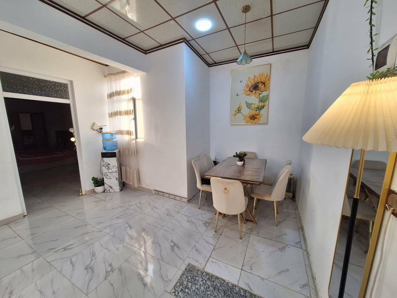 🏠 للبيع بيت في منطقة الكندي – أراضي بيت حديد
مساحة الأرض 130 م²، واجهة 6.5 م وعمق 20 م.

تفاصيل البناء:

البناء سنة 2021.

البيت مكوّن من طابقين منفصلين حاليًا.

الطابقان قابلان للدمج والانفتاح على بعضهما، والفاصل بينهما مكوّن من قطع قابلة للإزالة.

الطابق الأرضي يحتوي على غرفتين متوسطتي الحجم.

الطابق العلوي يحتوي على غرفة كبيرة جدًا.

📑 صنف العقار:

بستان ملك صرف.

طابو 25.

يوجد وصل من البلدية.

📞 للتواصل والاستفسار:
***********

