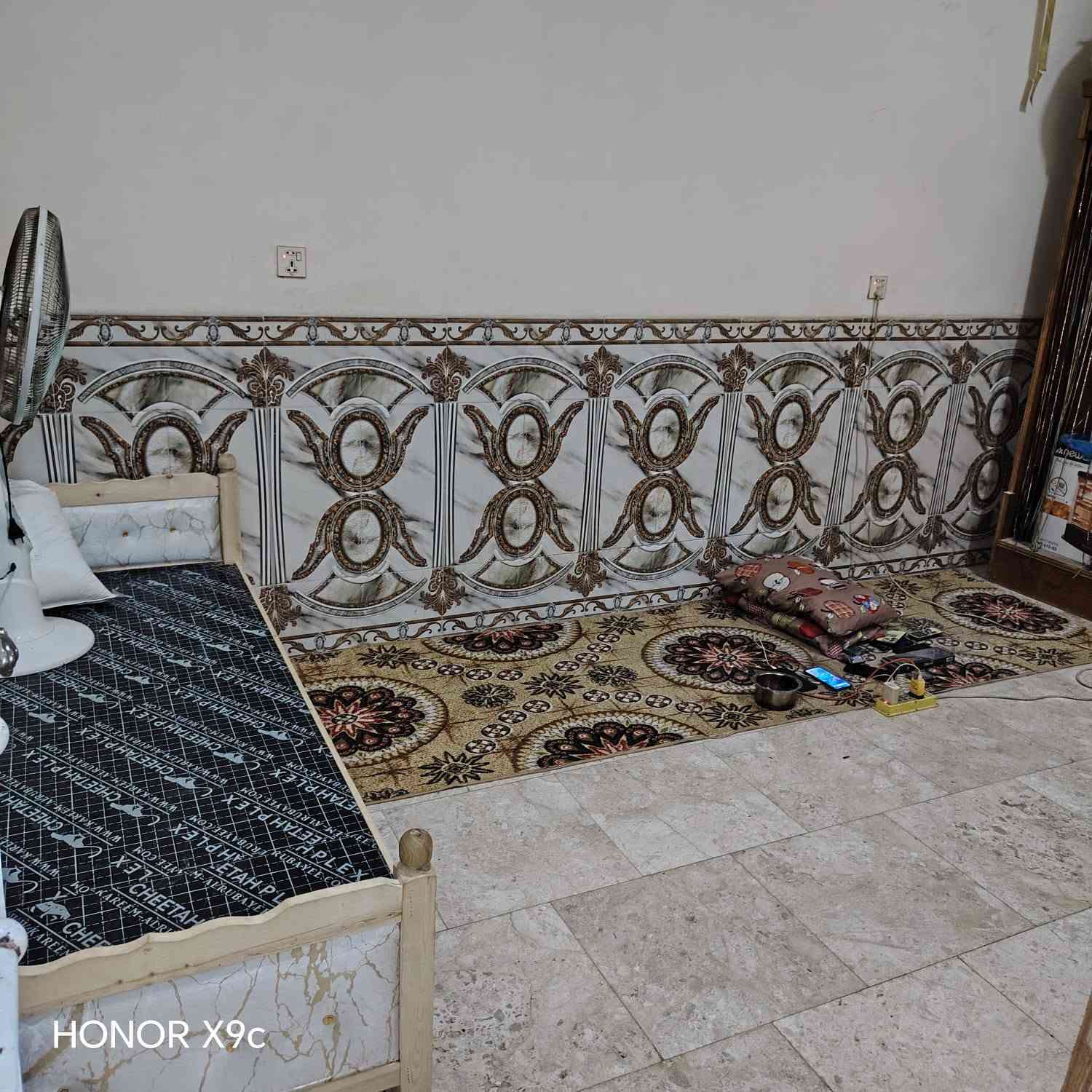 بيت مساحه 100 مطار شارع علكم شبلي نهايه شارع حاتم الخير بشارع مقرنص ثاني 
يحتوي على غرفه 4×5
استقبال4×6
صاله4×5
مطبخ 3× 3
حمام داخلي و خارجي 
مكشوفه للاستفسار زورو مكتب الغريري ركن شارع حاتم الخير ***********سيد احمد
السعر 27

نص مكتوب في الصور:
- HONOR X9c