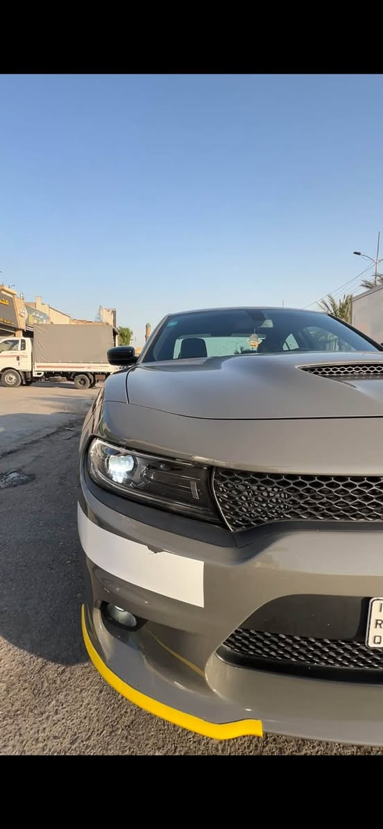 السلام عليكم
جارجر لون سمنتي خليجي وكاله هارلم 
عداد مسافه 21 الف ميل  كفاله عام عدا تكحيل 
الدعاميه الخلفيه ورصعه صغيره سياره فول عدا الرادار  
سياره حلوه ومغلفه ppf مكان بغداد باسمي السياره 
***********
