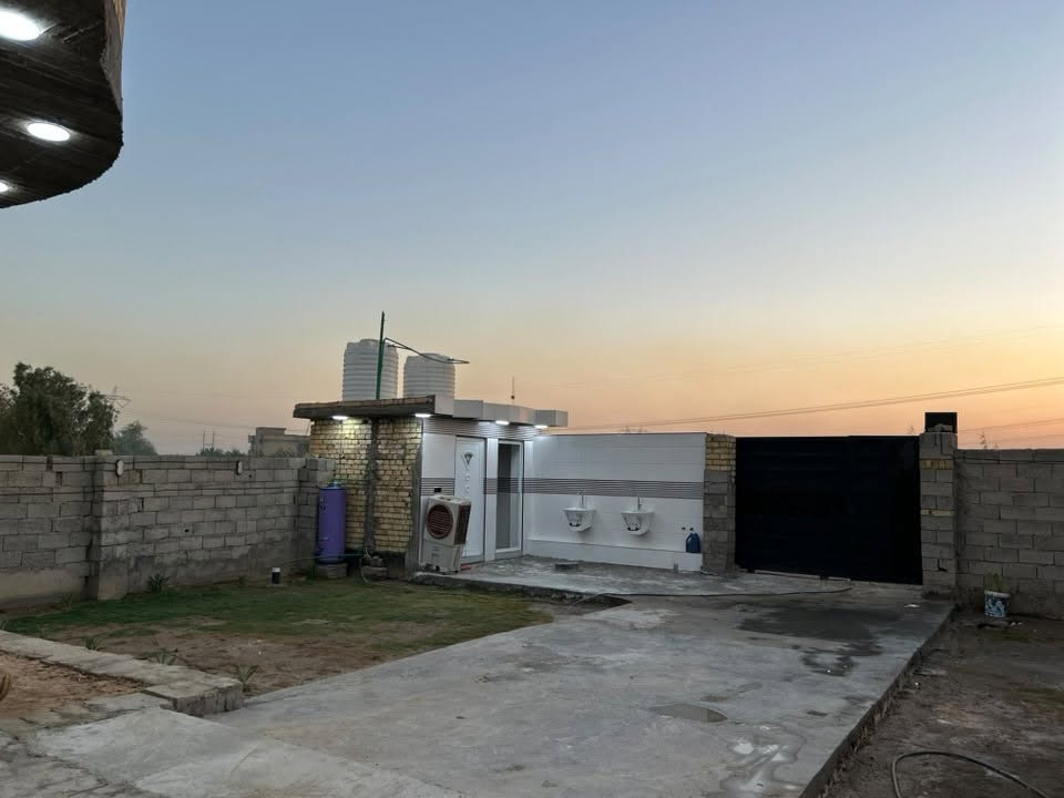 السلام عليكم بيت اللبيع بناء جديد 2026
المساحه: 1000 أو 100 متر 

المكان: النهروان شارع الجديد مقابيل تكسيات 

مساحه بناء : 250 قاطين 

مساحه الاستقبال: 11 متر 

يتكون من 4 غرف : 5x5 مساحه كل غرفه 

مساحه  صاله : 10 متر 

المطبخ حار ومطبخ بارد 

معه خان 🏨 مساحه 200 متر 

يتكون من حمامات عددد 3 دخل للبيت

الرقم: لهاتف ***********
