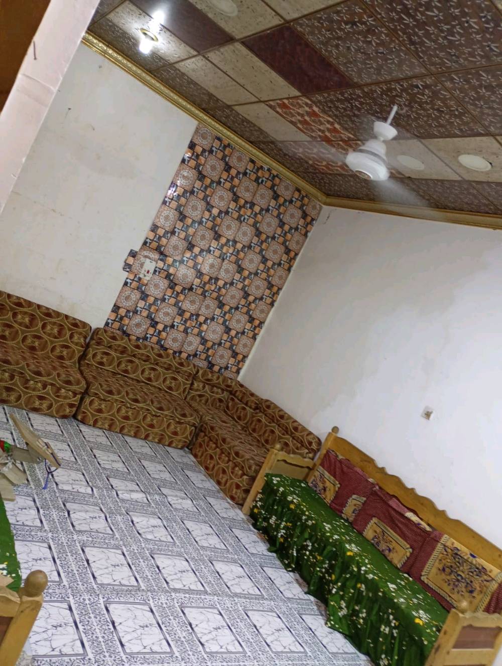 السلام عليكم البيت بلدية للبيع في ابي الخصيب عويسان شارع القصور قرب شارعالشهيد حسين الكناني داخل الفرع 
سعر 56 بيه مجال و قابل للتفاوض و البيت بعده جديد و البيت يحتوي على قرفتين2 ومنور و هول و صحيات داخليه و مطبخ و استقبال و ديوانيه و صحيات خارجية و كراج اتساع سيارة كبيره مساحته البيت 200 متر 
رقم الهاتف تواصل واتساب ***********