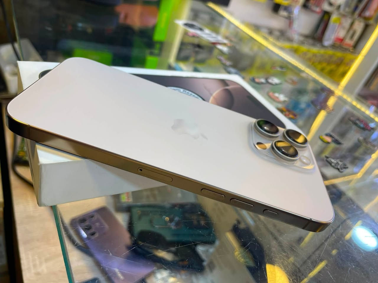 السلام عليكم
ايفون 16pro max ذاكره 256 بطارية 97 عدد دورات 350 
ضمان ماستر كامل ملحقات فول نظافة شخط واحد مابي 
سعر مليون او 400 ما اراوس فقط ابيع 

مكاني بغداد الحسينية الراشدية 
***********
