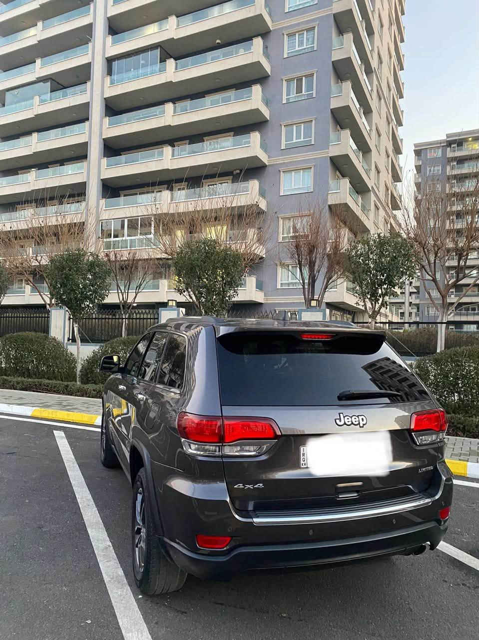 🚗 للبيع: جيب جراند شيروكي (Jeep Grand Cherokee) - فول مواصفات (Full Option) 🚗
✅ المواصفات الكاملة المتوقعة (الرجاء التأكد):

· فتحة سقف (بانوراما أو عادية)
· جنوط رياضية مقاس 20 بوصة
· شاشة ملاحة (نظام ترفيهي)
· مقاعد جلد فاخرة
· مقاعد كهربائية مع تدفئة وتبريد (حسب الفئة)
· حساسات خلفية وأمامية وكاميرا رجوع
· فرامل طوارئ ومساعدات أمان (ASR, ESP)
· مكيف أوتوماتيكي مزدوج (ثنائي أو رباعي المناطق)
· دخول وتشغيل بدون مفتاح (Keyless)
· كروم خارجي (مرايات ومقابض)

📌 موديل: [٢٠٢٢]
🎨 اللون: رمادي معدني
⛽ نوع الوقود: [بنزين / ديزل]
💰 السعر: [٢٦٠ ورقة] (قابل للتفاوض)

📞 للجادين فقط، الاتصال على الرقم:
***********
